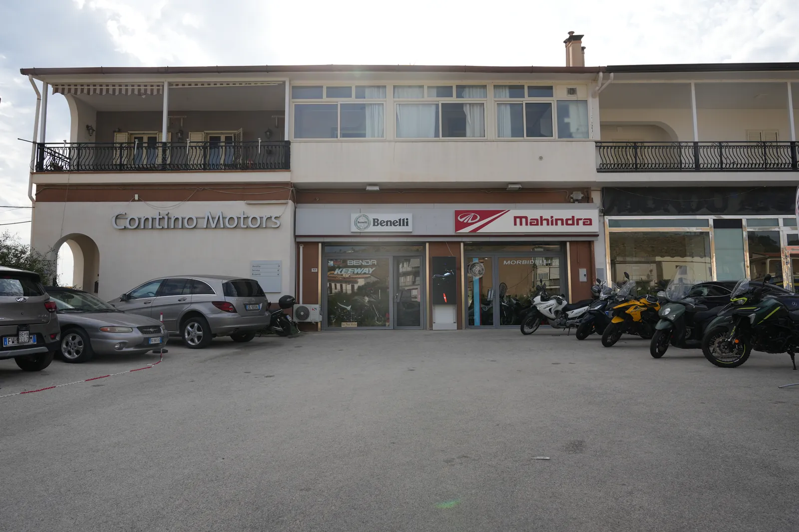 La facciata del salone Contino Veicoli in Viale Leonardo Sciascia 48/50, con le insegne Benelli e Mahindra