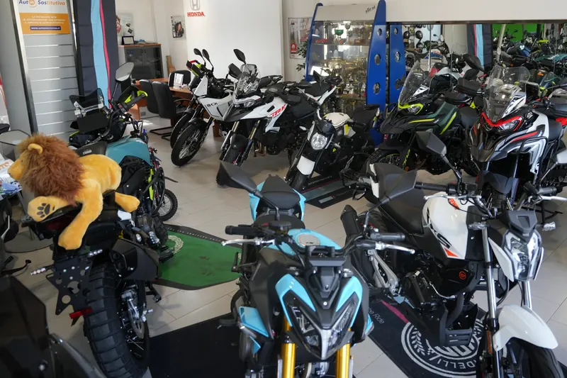 Il salone pieno di moto, con il banner Morbidelli sulla sinistra
