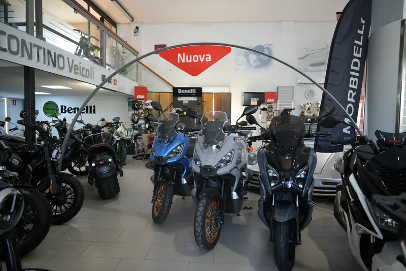 Il salone con l'area Benelli e le moto nuove in esposizione